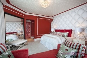 Luxury-Interior-Design-For-Latest-Bedroom-Ideas-With-Bright-Red-Paint-Colors-And-Attractive-Ceiling-Light-800x532