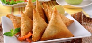 طريقة عمل عجينة السمبوسة طريقة قلي السمبوسة 300x143 طريقة عمل عجينة السمبوسة