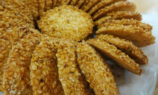 طريقة عمل بسكويت السمسم 11508 sweet biscuits coconut and sesame طريقة عمل بسكويت السمسم
