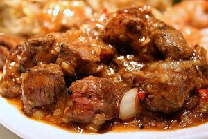 محشى ورق العنب ولحمة بالصوص اللذيذ والسحور سلطة الخضراوات المشوية والحلو بسبوسة Meat dish brown sauce 300x201 محشى ورق العنب ولحمة بالصوص اللذيذ والسحور سلطة الخضراوات المشوية والحلو بسبوسة