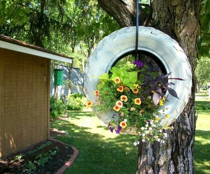 أفكار رائعة لاستخدام الاواني القديمة لتزين الحديقة tire spilling flowers أفكار رائعة لاستخدام الاواني القديمة لتزين الحديقة