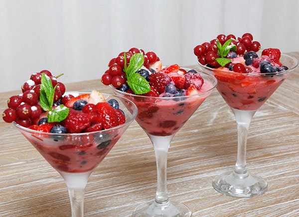 طريقة عمل سلطة الفاكهة الحمراء مع الزبادي. fruit saladjpg طريقة عمل سلطة الفاكهة الحمراء مع الزبادي.