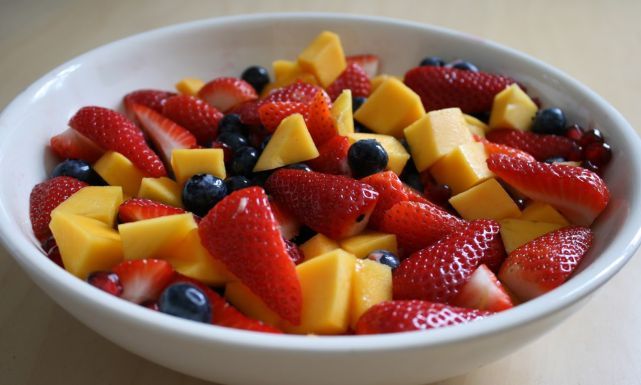طريقة عمل سلطة الفواكه المنعشة والطازجة بماء الزهر fruitsalad طريقة عمل سلطة الفواكه المنعشة والطازجة بماء الزهر