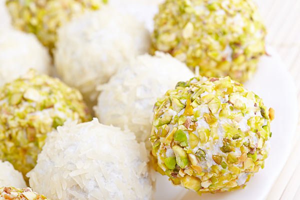 اكلات وحلويات رمضان 2019 كرات البسكويت مع الفستق pistachio balls اكلات وحلويات رمضان 2019 كرات البسكويت مع الفستق