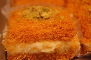 طريقة عمل كنافة قمر الدين حلويات رمضان 16200 konafa the satellite religion 300x199 طريقة عمل كنافة قمر الدين حلويات رمضان