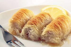 طريقة عمل لفائف الكنافة الحادقة بمقادير سهلة و طريقة سريعة. Fried Kunafa Fingers 768x512 300x200 طريقة عمل لفائف الكنافة الحادقة بمقادير سهلة و طريقة سريعة.
