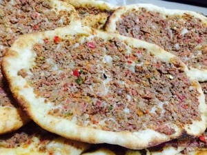 طريقة عمل صفيحة البندورة الشامية صفيحة1 300x225 طريقة عمل صفيحة البندورة الشامية