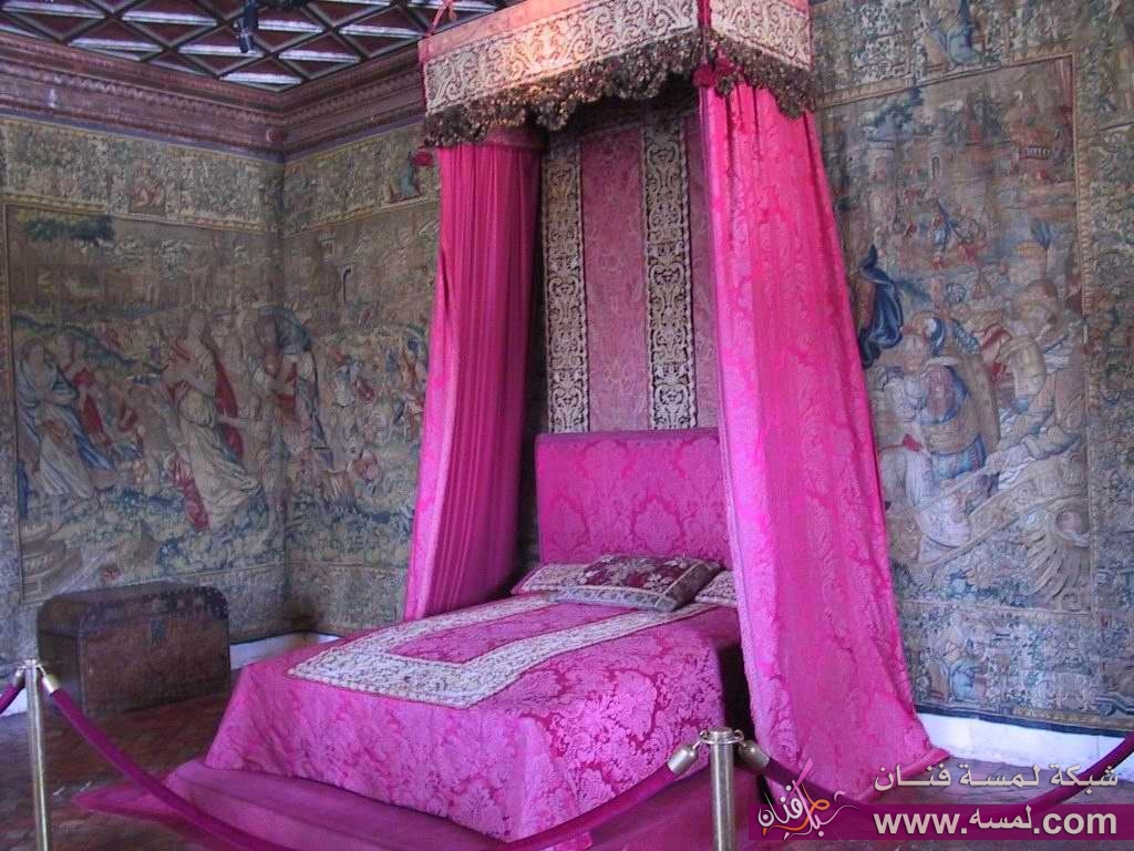 A_Cas5-E-F-Loire-Chenonceaux-Chateaux3-Interior2-5QueensBedr