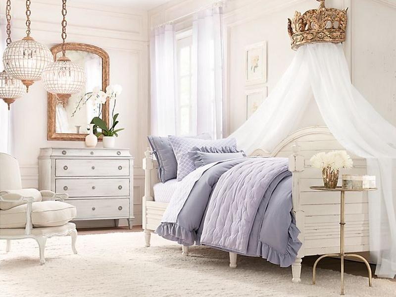 Blue-White-Decorating-Ideas-for-a-Girls-Room