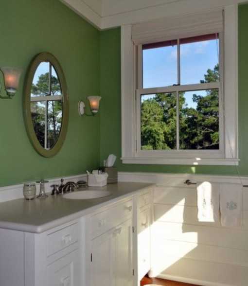 White-and-Green-Decoration-in-Small-Bathroom-Decoration