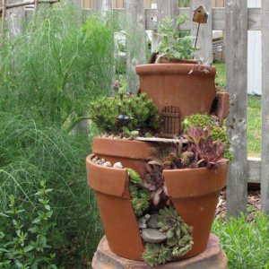 broken-flower-pot-fairy-gardens-10