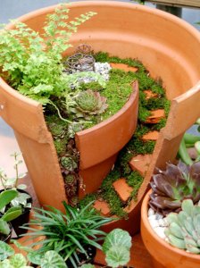 broken-flower-pot-fairy-gardens-2
