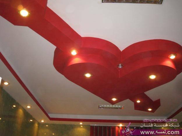 ديكور-سقف-غرفة-نوم-على-شكل-قلب-وسهم-احمر